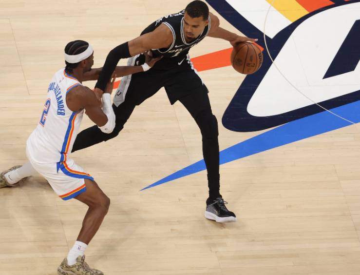 NBA官方公布了新赛季揭幕日（10月21日）的赛程，一共三场比赛，分别是凯尔特人