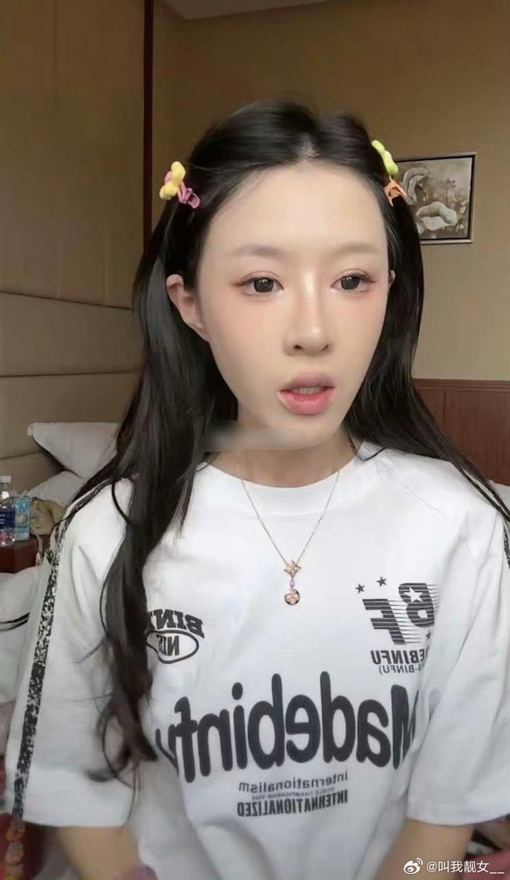 投：自己不请化妆师，白嫖的化妆师还净事，看不上人家就不用呗，还斜愣人家，有点情商