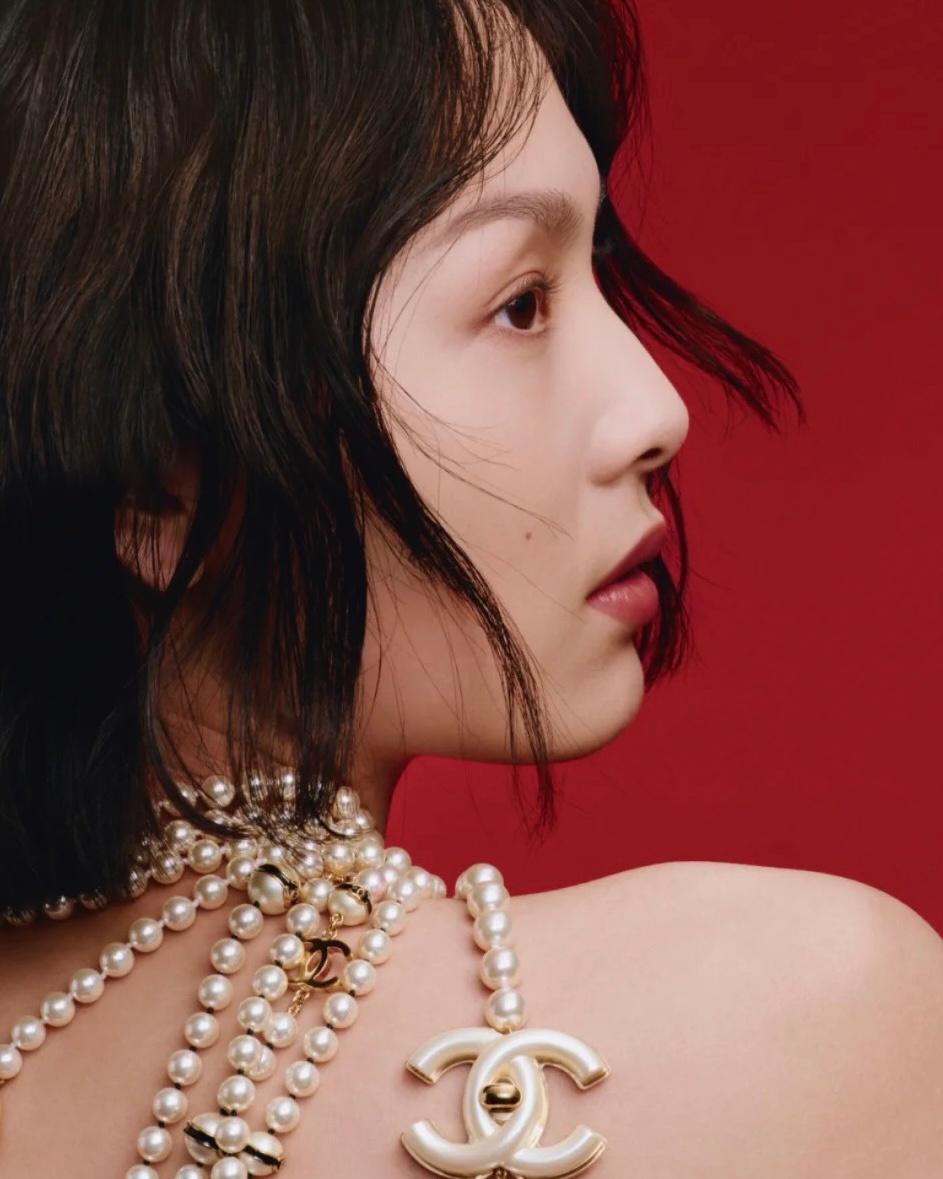 香奈儿珍珠妆  赵佳丽以多变唇色演绎时尚新高度，香奈儿珍珠唇膏系列在她身上绽放异