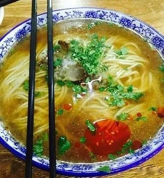 人与人的差距有多大？
一个朋友出去吃拉面，拉面端了上来，发现里面就有一小片牛肉。