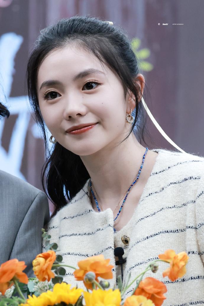 没有观众缘的明星
[熊猫]杜海涛 - 跪拜韩国歌手被观众反感
[熊猫]吴谨言 -