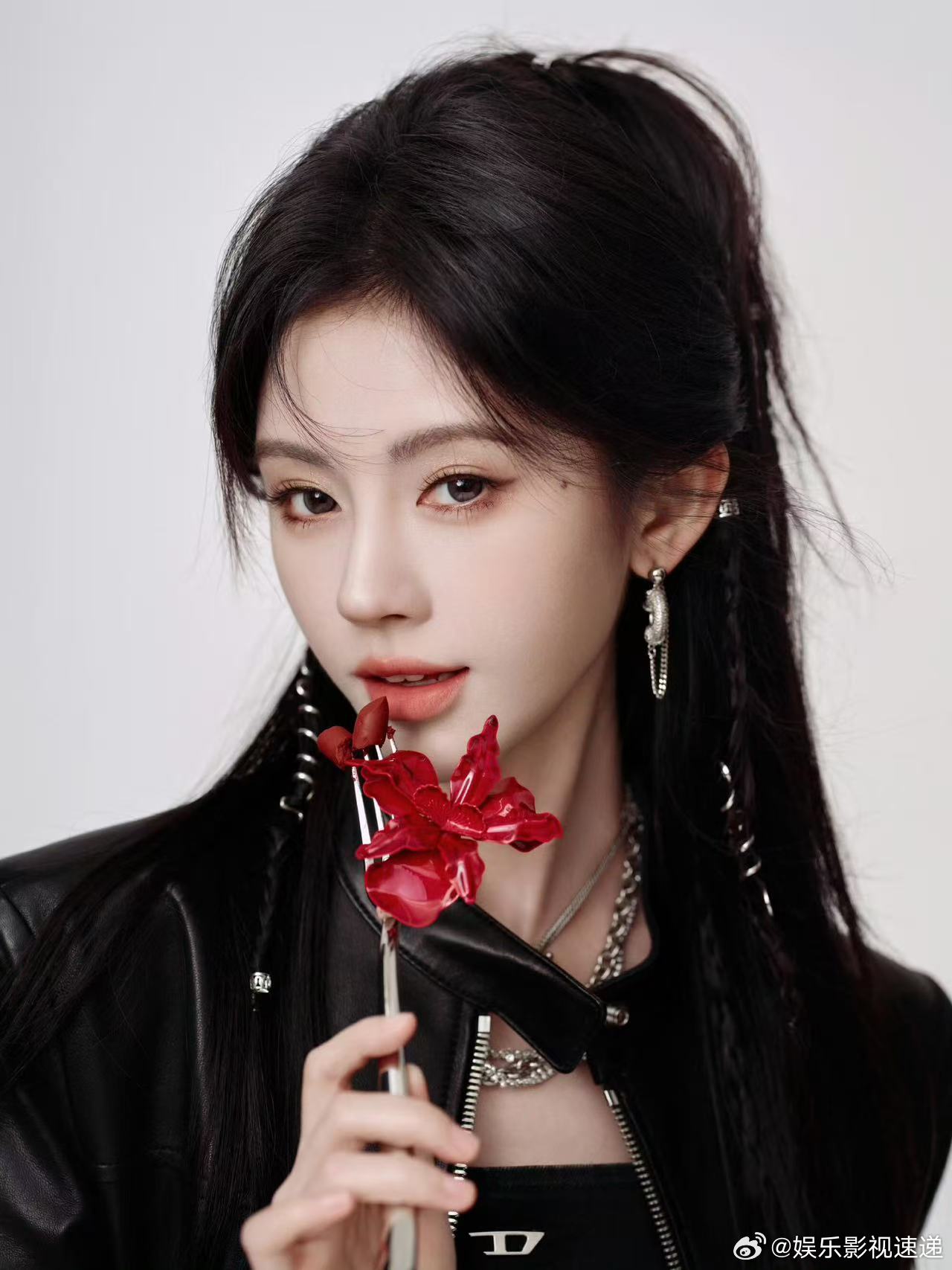 鞠婧祎又展示了一波鞠式美学 鞠式美学就是内娱独一份的存在，从日常到剧集每一面都美