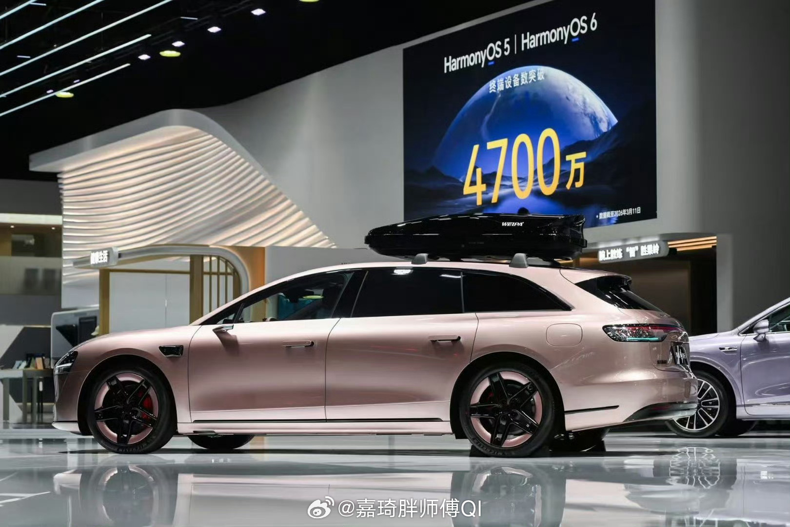 享界粉白新色亮相上海AWE 享界S9T这个颜色不错哟 