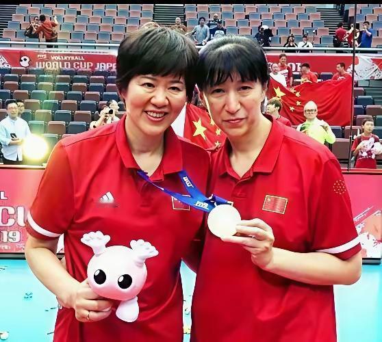 女排获得冠军后，郎导和赖亚文一起合影，赖亚文用手摸着郎导的金牌，好兴奋！赖亚文咋