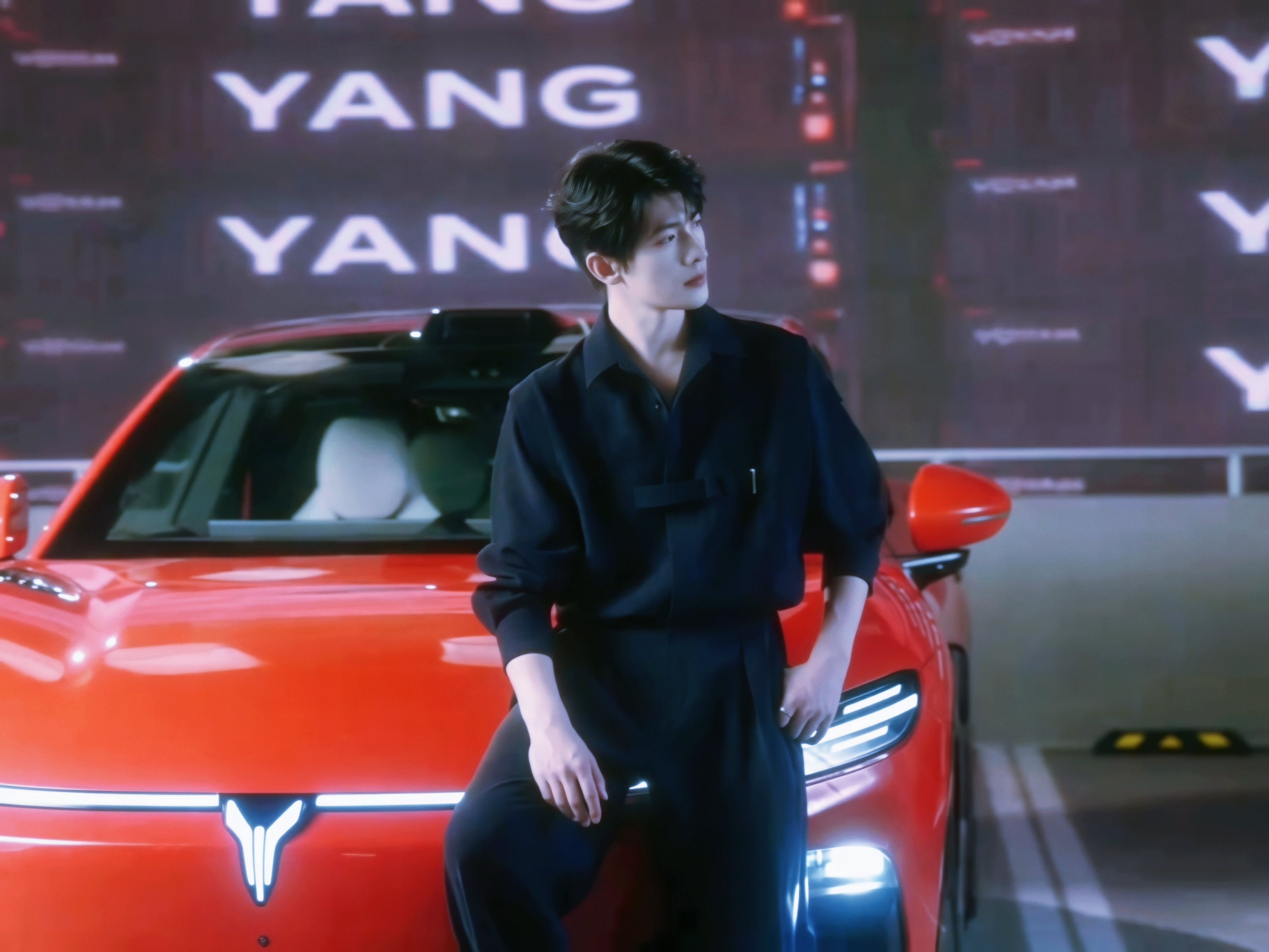 杨洋岚图追光s全球代言人杨洋  yy杨洋0909生日快乐 随便一靠一坐就是风景 