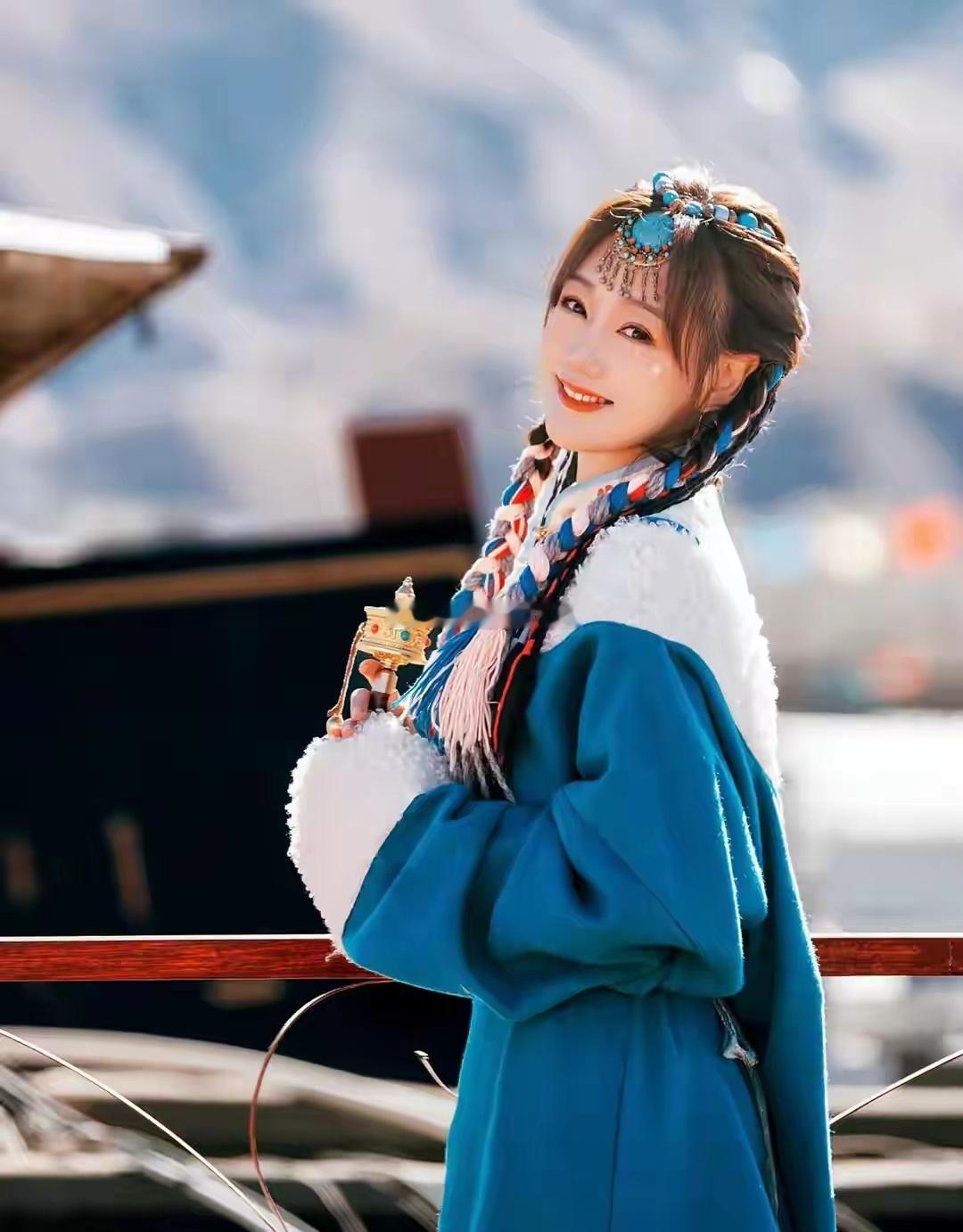 47岁薛佳凝晒藏服美照，一心向佛笑靥如花，与胡歌分手后单身至今 ​​​