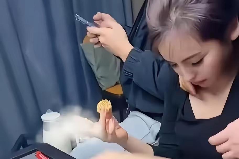 麻将桌一幕惹全网争议！男子搂女脖子塞果皮，女子不反抗，真相真不是你想的那样
 