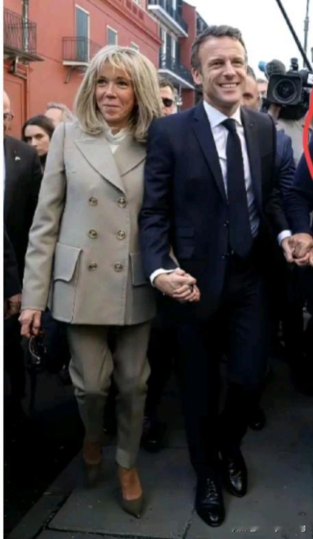 马克龙到四川参观访问肯定偷学了四川非遗项目“变脸”。回去态度就180℃转弯。
