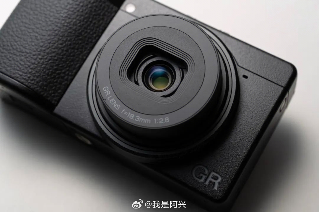 理光GR IV正式发布，官方售价 8999 元。  ​​​