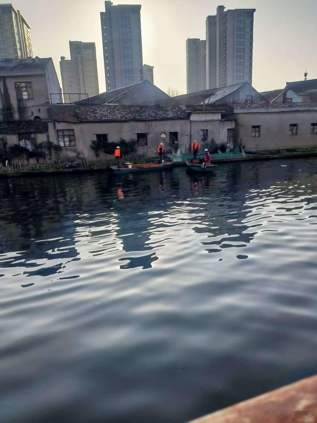 宁波北仑河道保洁员合力救起落水老人平凡英雄，暖心守护❤️！清晨的河道边传来急促呼