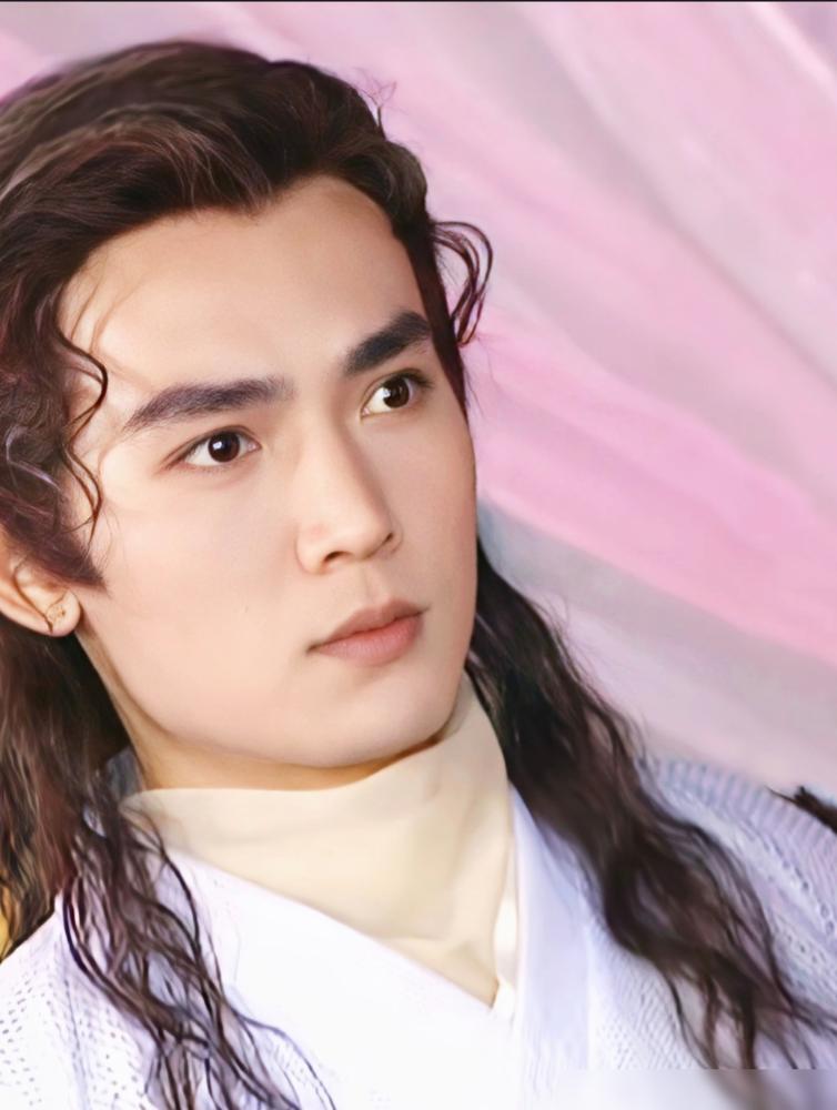 曾经靠《小李飞刀》《宝莲灯》封神的古装美男焦恩俊，现在定居台湾嘉义，天天遛鸟种菜