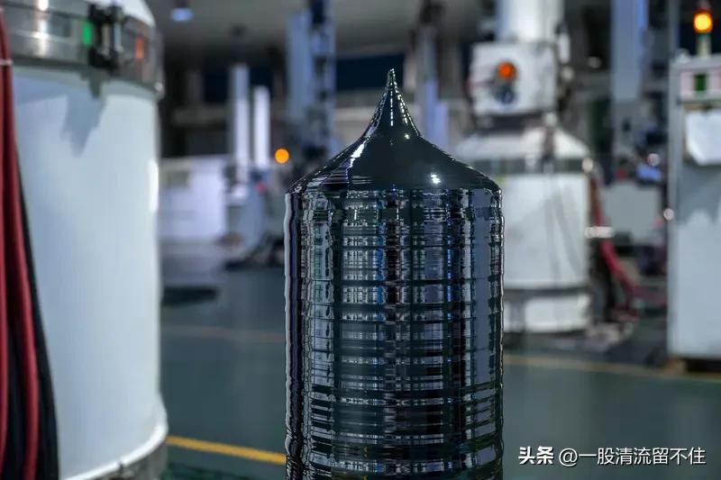 固态电池分全固态和非全固态，这影响着固体电解液对六氟磷酸锂的需求。非全固态电池得