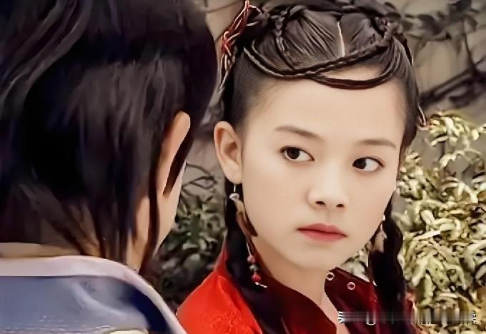 额前一根小辫真的不好看，但是两根小辫那就漂亮啦！看来无论什么还是对称更好看呀？