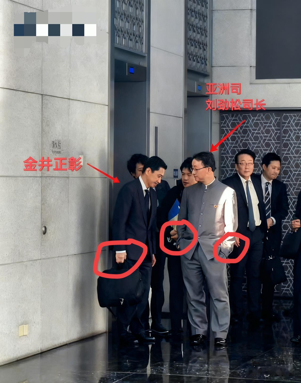 瞧他像个做错事的小学生，低头恭听着老师的教诲！

果然不在一个层次，有种大哥训小