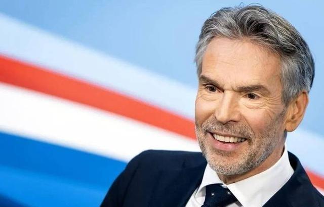 都以为稀土管制能按住荷兰，没想到人家反手就把中低端DUV光刻机也禁了，连老设备维