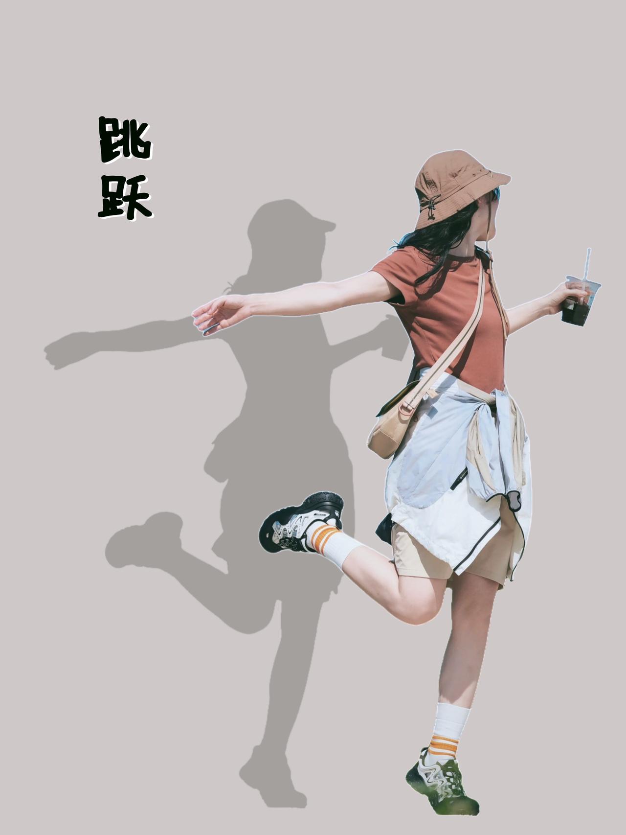 帽檐勾着风，她单脚踮起，像把春天的轻快折进跳跃里。裙摆晃成软褶皱，手里的冰饮浸着