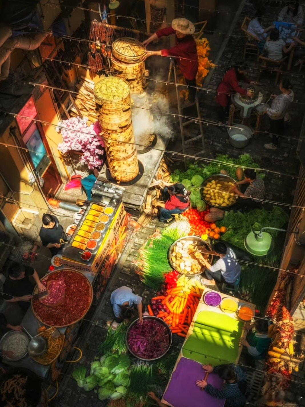 郑州一火锅店露天洗菜做饭如调色盘，摄影人喜欢这五颜六色。这家火锅店露天备菜色彩满