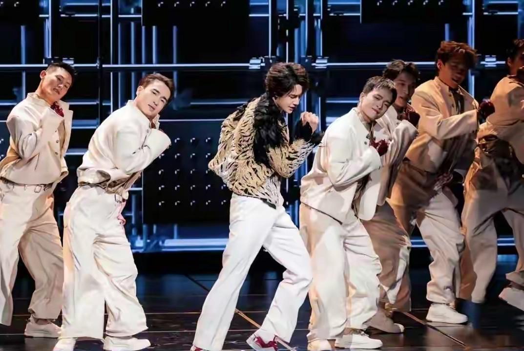 发现了吗，王一博跳舞好看的秘密
不是他长的帅
也不是他身材比例好
是他的核心力量