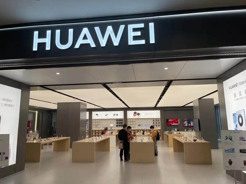 苹果、华为、小米，选哪个还真得看需求。
追求生态体验和品牌价值的，苹果是首选。它