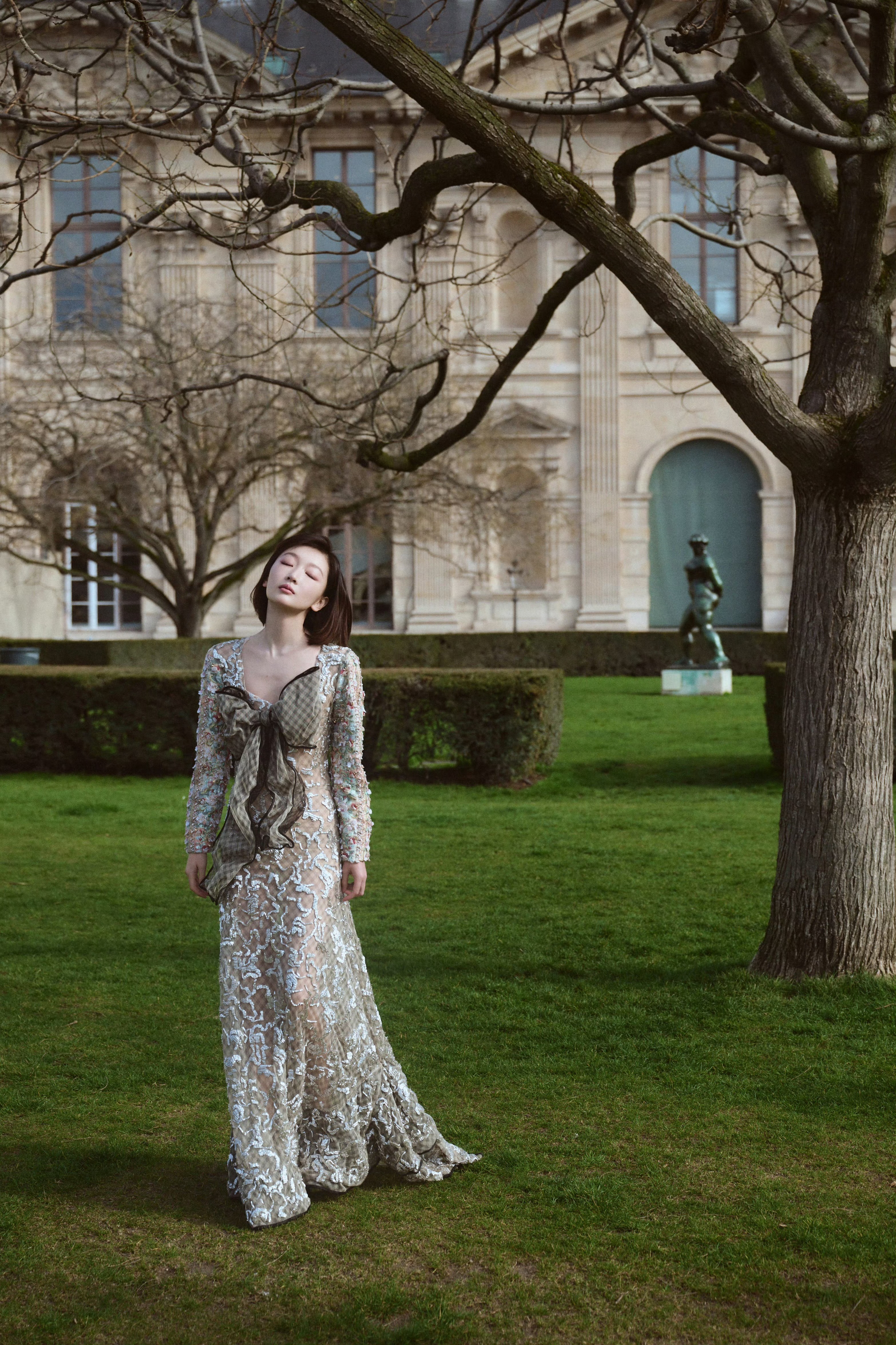 LV秋冬女装秀这次LV直接把卢浮宫改成了「流动的田园剧场」，满场的绿色苔藓装置，