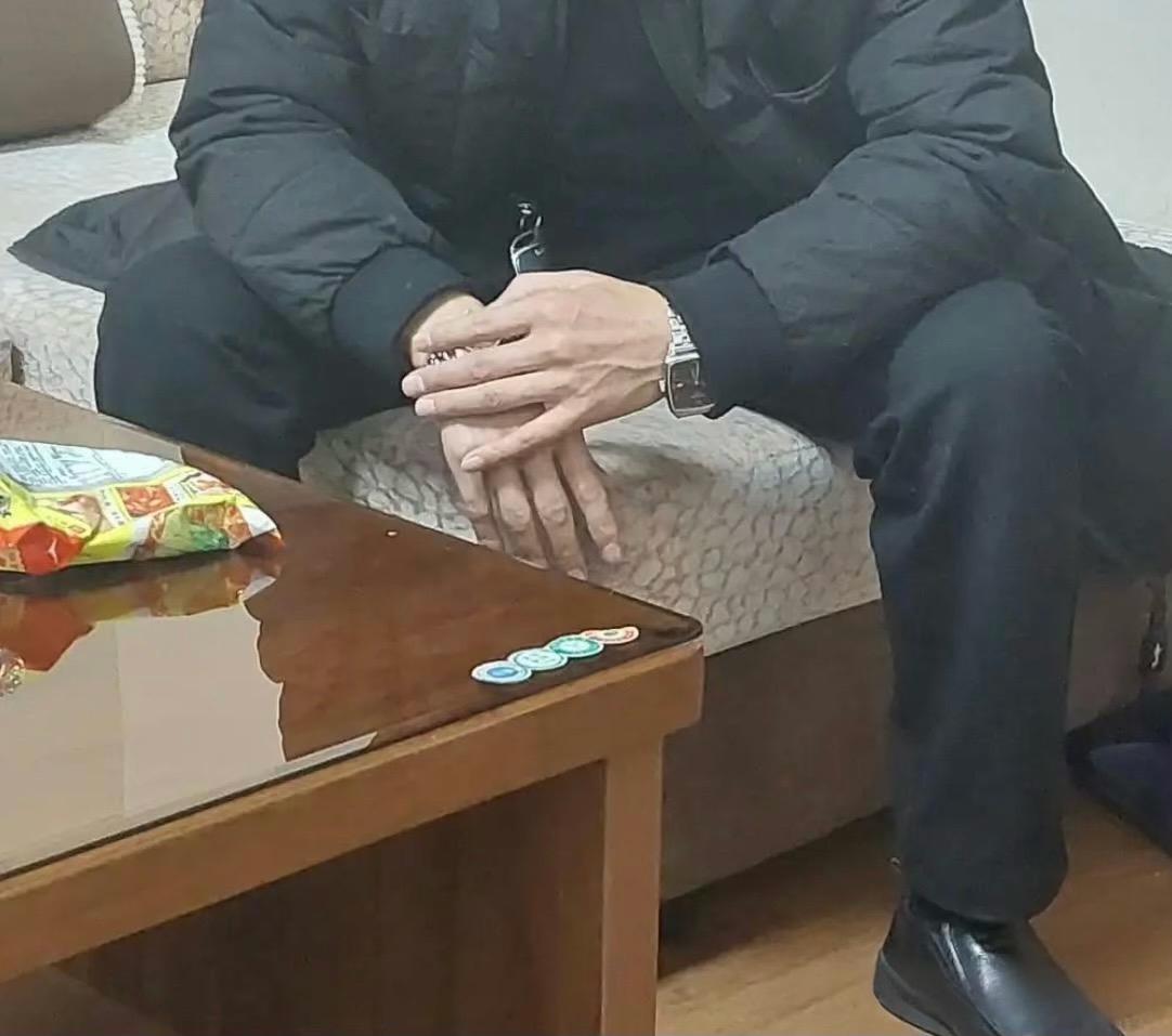 为啥相亲带两个手表