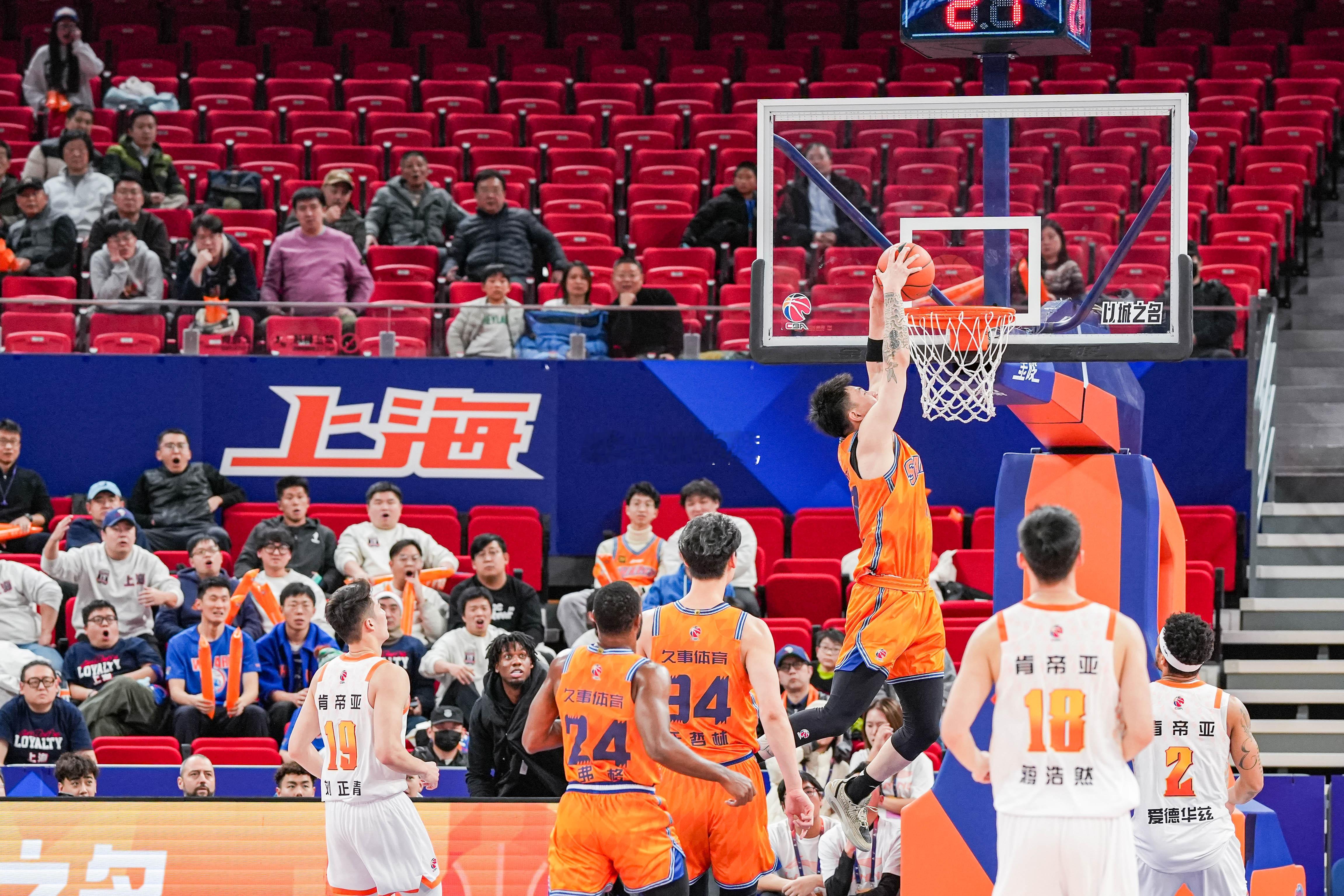 张镇麟起飞，空接暴扣！cba