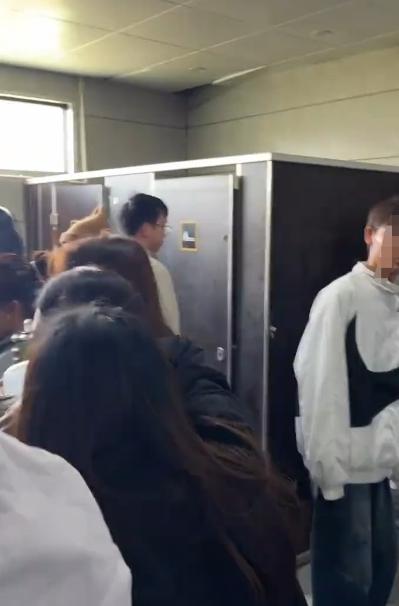 女厕排队排到看不见尽头，急得受不了的女游客直接冲进男厕，还喊着“男士也可以上啊”