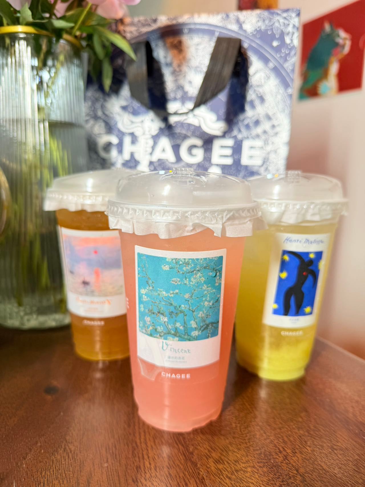 霸王茶姬出去走走活动在朋友圈看到霸王茶姬的活动，还看到有位勇士一小时内跑了7家店