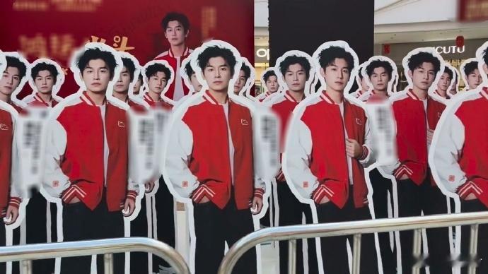 这下真的可以一户一杨旭文了 谁能抵抗满屏杨旭文的魅力！整齐列队气场全开，像杨旭文