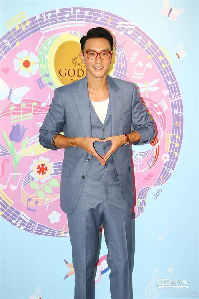 #王阳明比心旧照# 19日，#王阳明 我不比娘炮的动作#引热议，有网友随即翻出比