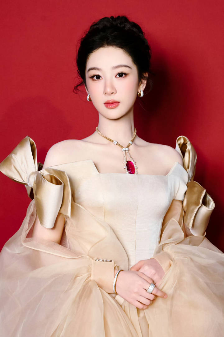 杨紫皮肤 以为开了磨皮别人有的，杨紫想要，杨紫得到。杨紫有的，你努力也未必得到