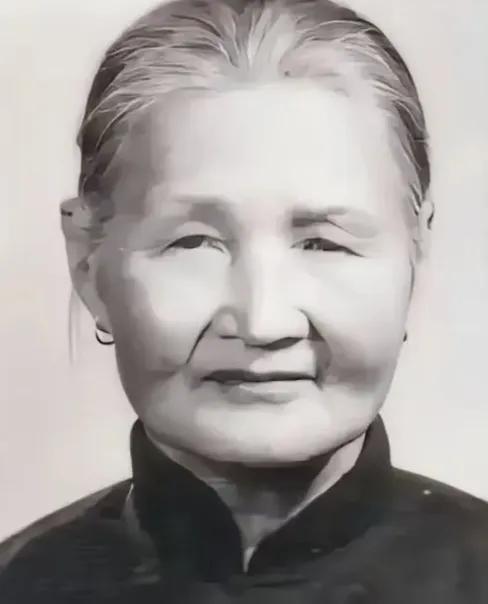 1940年，21岁的八路军政委蔡永，被叛军追赶，18岁姑娘郭瑞兰为救他，假扮他的