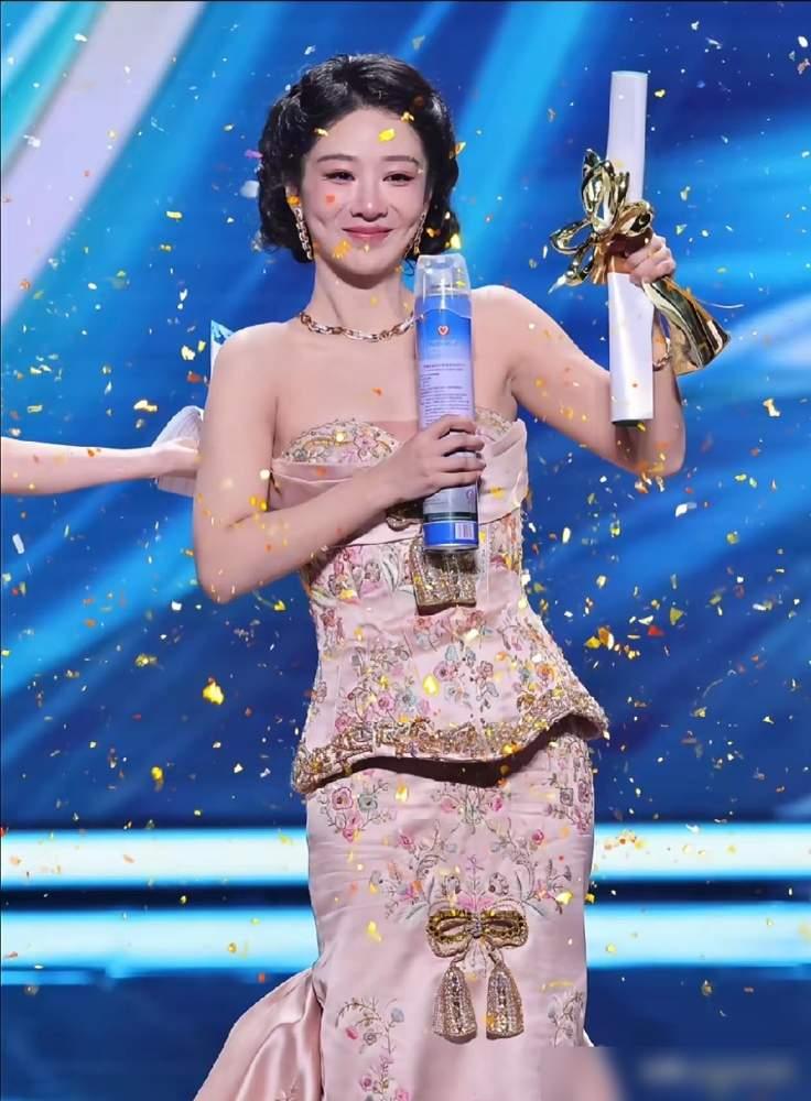 杨紫拿白玉兰，李现没发祝福，友情翻车了？
杨紫拿了白玉兰最佳女主角，热搜第一不是