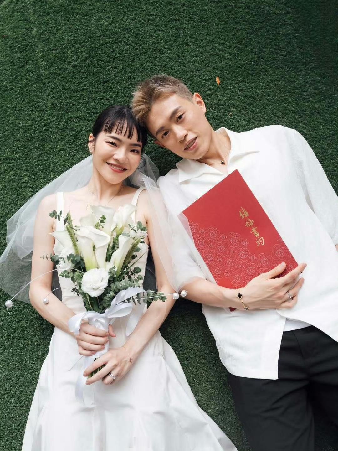 中国台北羽球男单林俊易今日和女友领证发文：2026.05.20✍🏻 很幸运，身
