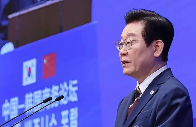 李在明的行为集中体现了务实优先的平衡智慧，既不陷入大国博弈的“选边困局”，又始终