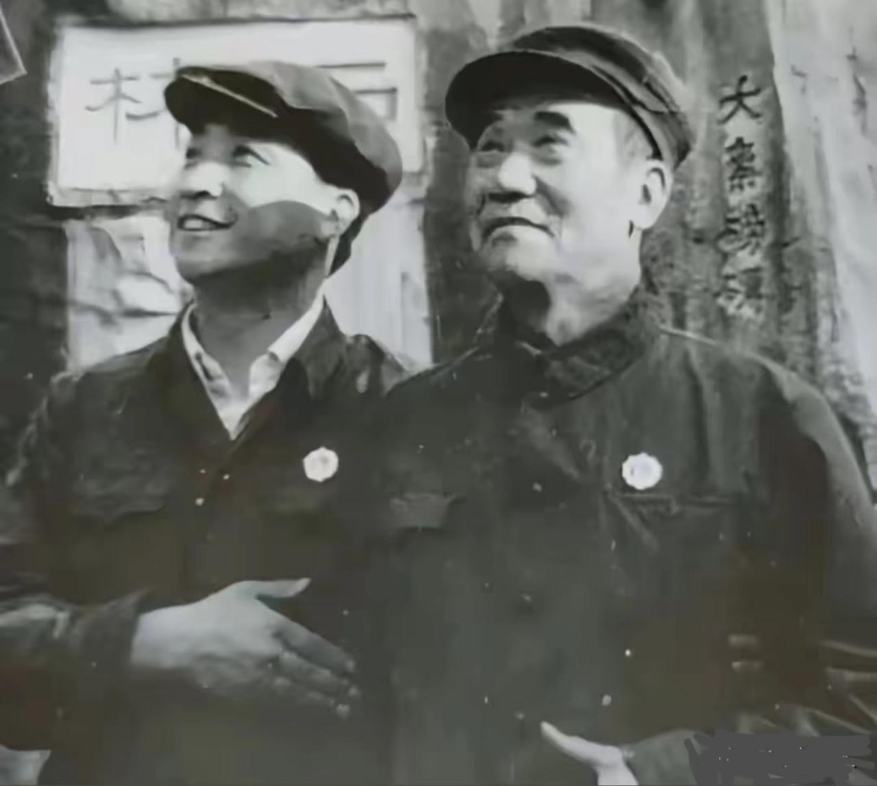 现在的相声演员下基层动辄前呼后拥，1979年相声泰斗侯宝林带着徒弟姜昆赴云南慰问