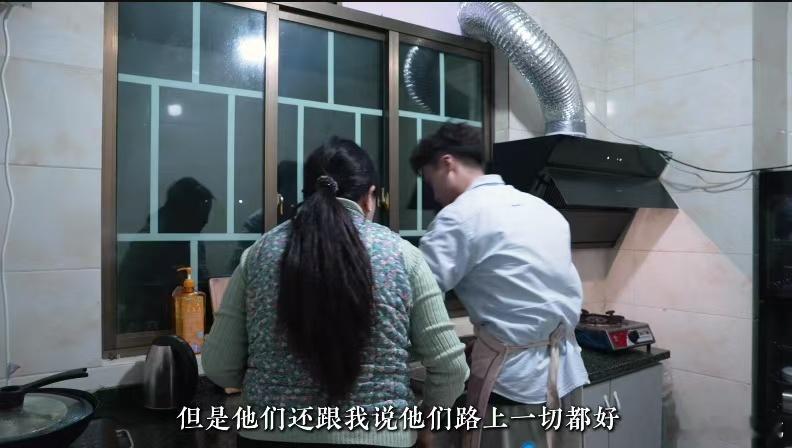 父母跨3千公里赴边境陪儿子过年三年春节守边境，千里奔赴赴团圆，95后小伙把青春留