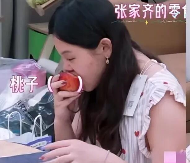 张家齐退役后瘫沙发狂吃虾条肉松停不下嘴，早饭不吃，网友说馋，我看懂了她是在还十年