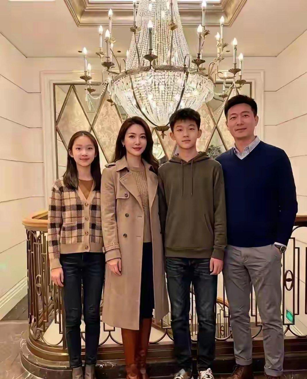 这一家人的颜值可以出道了吧 