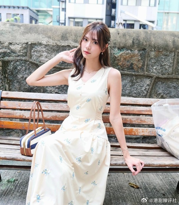 現年26歲的無綫小花游嘉欣之前到美國和墨西哥旅行，由於周身名牌袋，搭飛機又坐商務