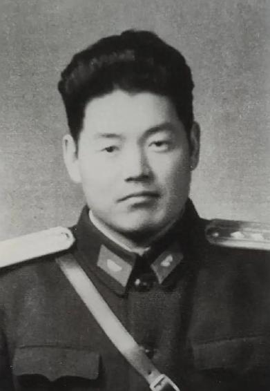 1973年，时任兰州军区司令员的皮定均，给下属兰州军区空军副司令员打电话：“军委