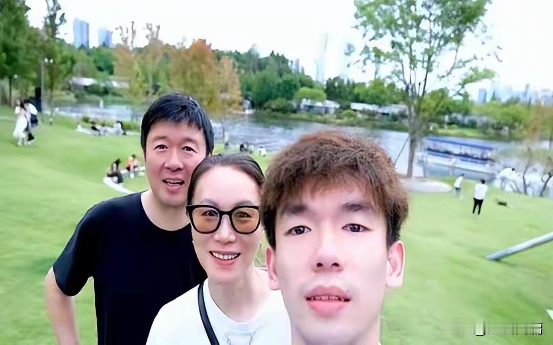 这是中国羽球名副其实的冠军之家，父亲孙俊、母亲葛菲，都是昔日世界羽坛顶尖冠军。