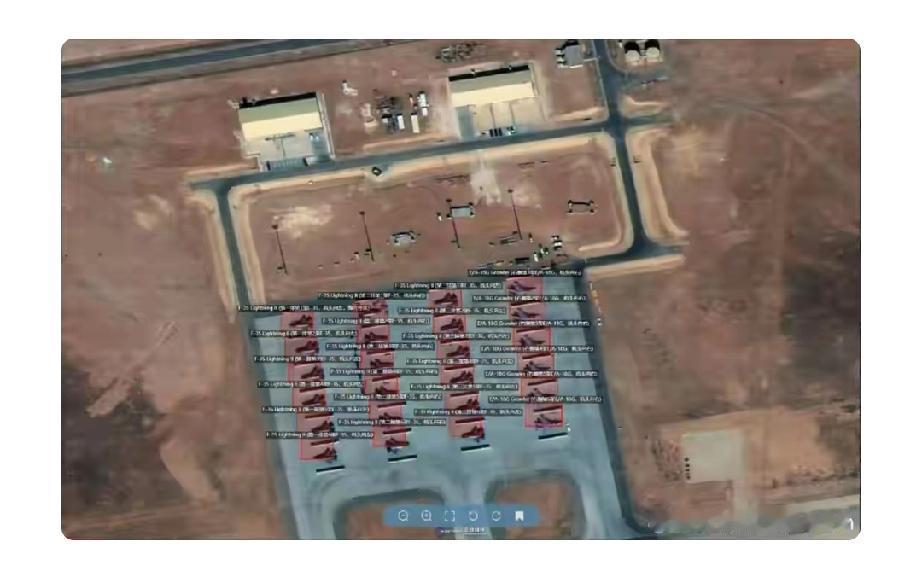 中国卫星拍到的中东画面太震撼了！约旦穆瓦法格空军基地里，美军战机像菜市场的货物般