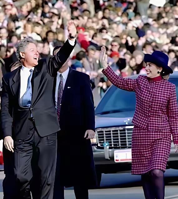 希拉里和克林顿，他们的辉煌应该是定格在了这一刻！
那个时候的他们，还不到50岁，