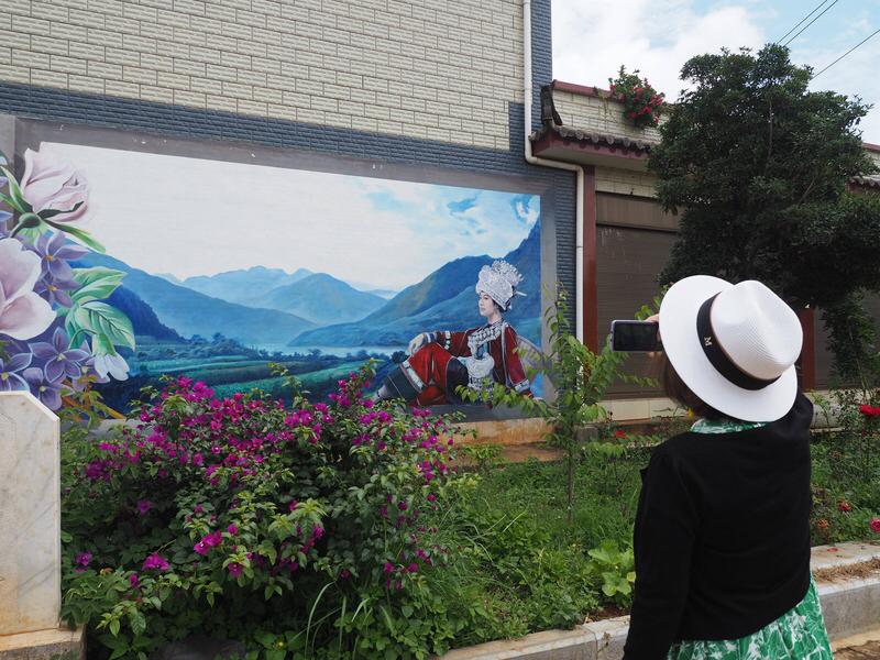 一、情感共鸣：以艺术圆梦，直击人心最柔软处

墙画创作者吴承言的初心是“为村里老