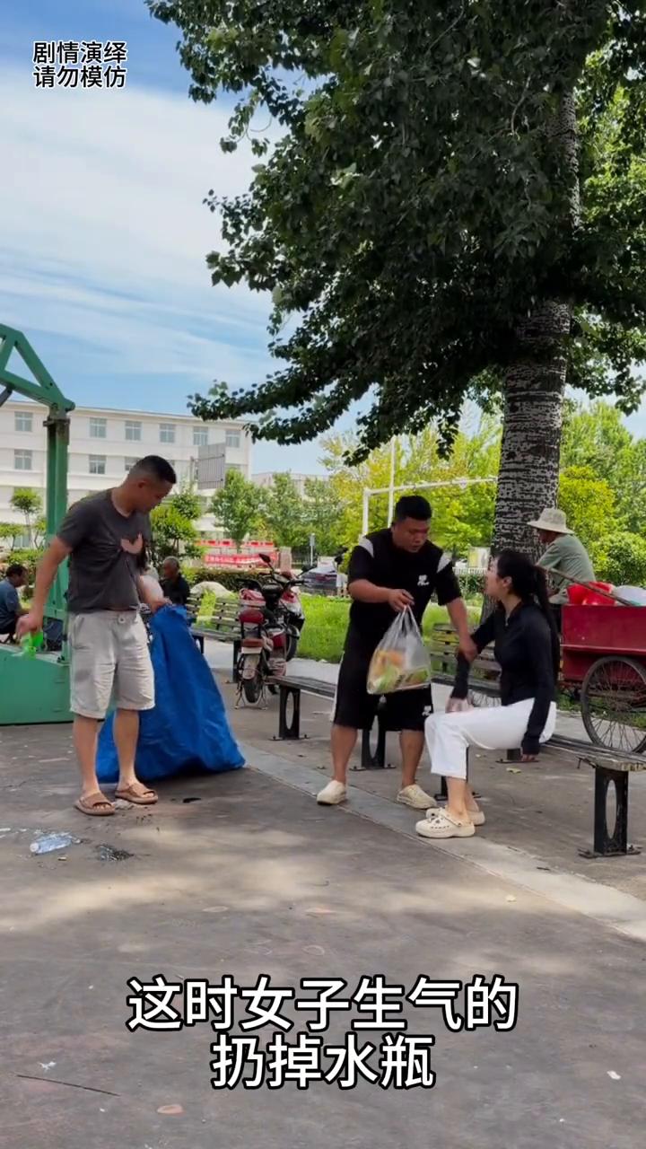 捡瓶子的男子看到情侣在吵架，下一秒他的做法太搞笑了。
一对夫妻在公园吵架，这时旁