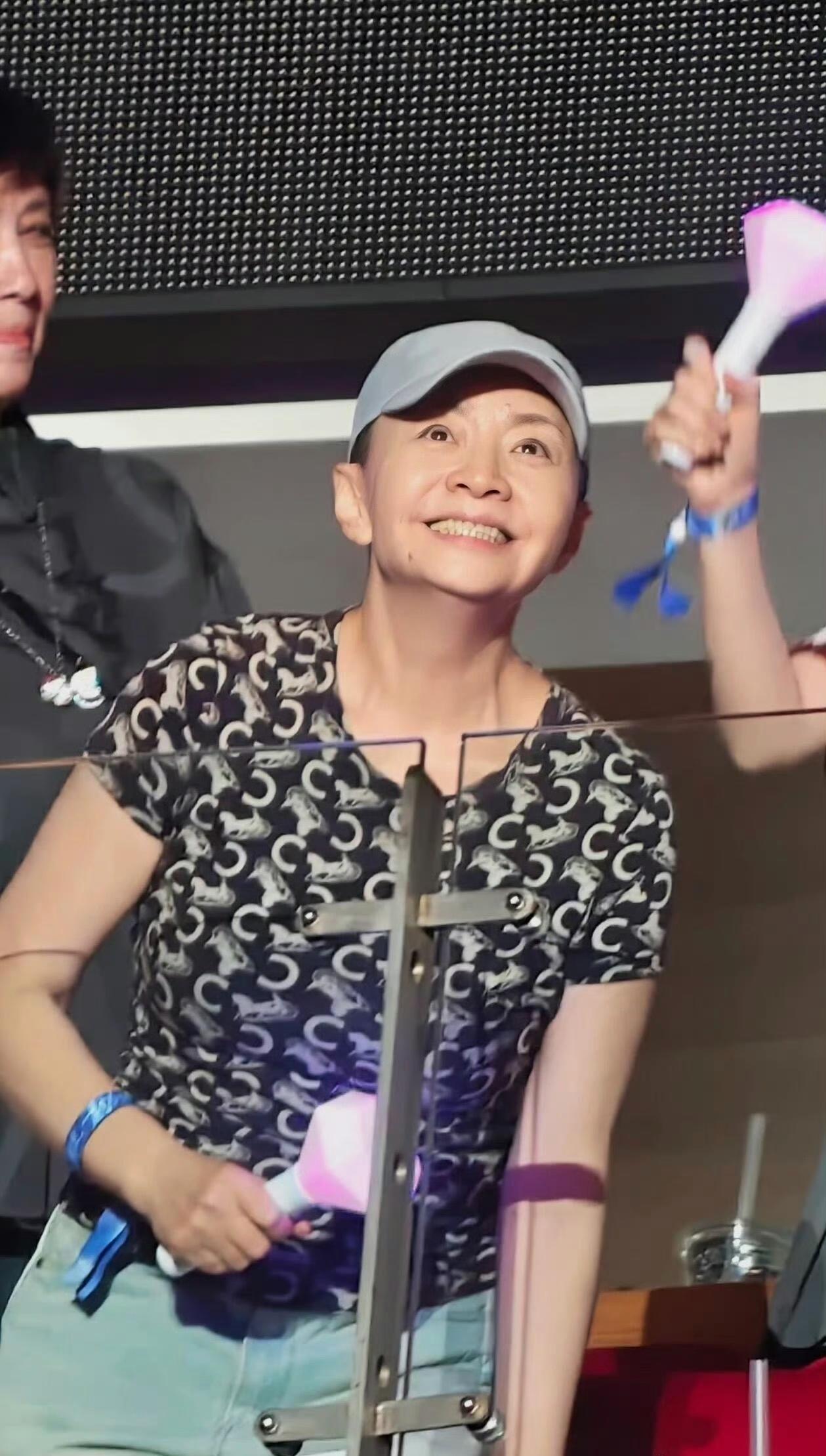 那英：丹丹姐，你身上这件——不是《家有儿女》刘梅那件吗？

宋丹丹：眼挺毒啊。二