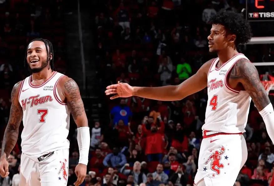 火箭110：133不敌勇士，惨遭三连败
克莱开场的几个三分球就打破了对强队的一切