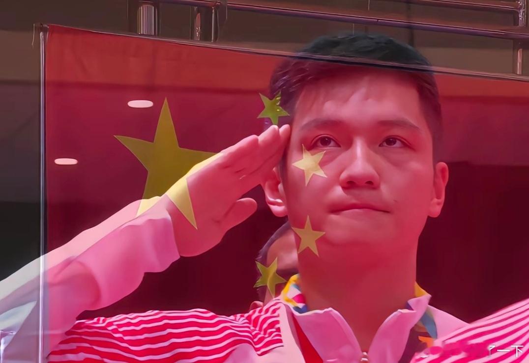 国旗与军礼在胜利的一刻融合在一起了 ​​​
