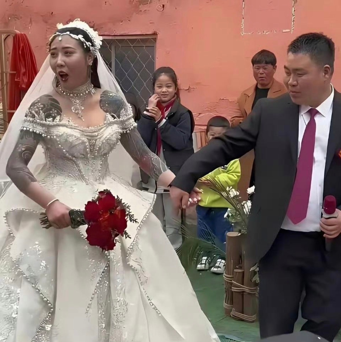 果然不是一家人不进一家门啊，你觉得两个人配吗？ 